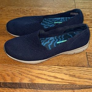 Womens Sketchers memory foam shoes. Size 10